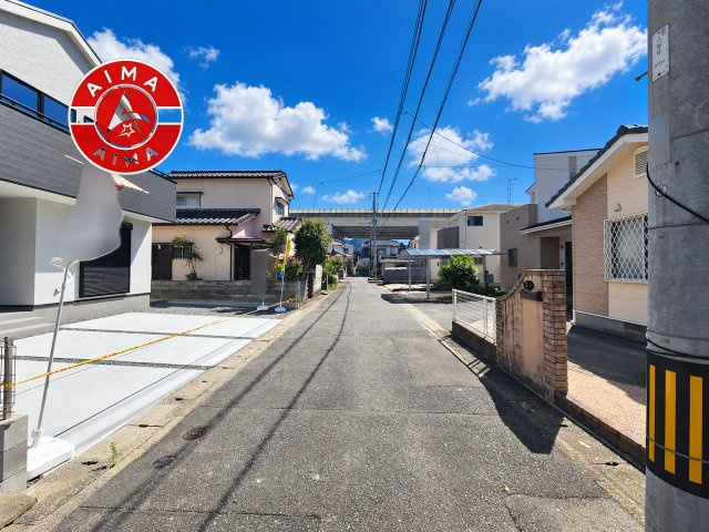 福岡市西区今宿東3丁目第18-1棟（1号棟）の前面道路含む現地写真|前面道路は閑静な住宅地をはしる車通りの少ない道路。お車の出し入れが苦手なママや小さなお子様にも安心ですね。しっかり舗装もされているので、ベビーカーや自転車で通っても快適に通行できます。