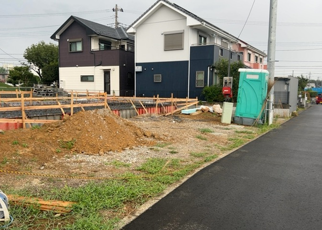 【前面道路含む現地写真】 | 住宅用の土地では前面道路に2m以上接していなければならないと法律で定められています。しかし、お持ちの車のサイズやライフスタイルなどにより、2mでは利便が悪い場合もございますので、事前に確認しましょう。
