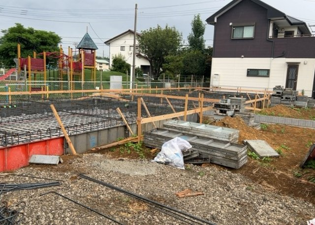 【玄関】 | 玄関は家の顔でもあり、家族以外の目にも止まる場所です。玄関は外との間を仕切る扉、靴などをしまっておく収納スペース、靴脱ぎのたたきスペース、来客とのやり取りをするドアホンなど複数のアイテムからなります。