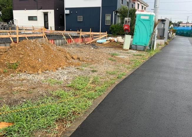 【区画図】 | 区画図は、土地の形状、境界、道路との関係を詳細に示す図面土地の正確な位置、面積、形状を把握し購入や建築計画の判断に不可欠です。区画整理や開発状況も示され、将来的な土地利用のイメージを掴む上でも重要。
