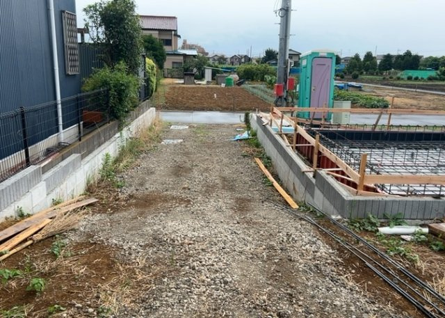 【区画図】 | 区画図は、土地の形状、境界、道路との関係を詳細に示す図面土地の正確な位置、面積、形状を把握し購入や建築計画の判断に不可欠です。区画整理や開発状況も示され、将来的な土地利用のイメージを掴む上でも重要。
