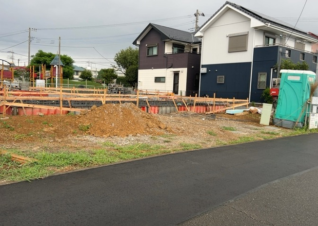 【前面道路含む現地写真】 | 住宅用の土地では前面道路に2m以上接していなければならないと法律で定められています。しかし、お持ちの車のサイズやライフスタイルなどにより、2mでは利便が悪い場合もございますので、事前に確認しましょう。