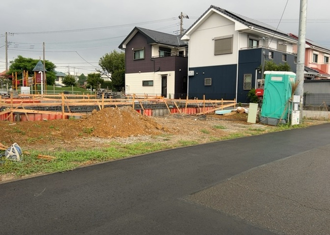 【前面道路含む現地写真】 | お持ちの車種によっては前面道路が広い方が便利でしょう。しかし、前面道路が広ければその分交通量が多くなるため、騒音などが気になる場合があります。実際に現地を見学し、周辺交通量や騒音などを確認しましょう！