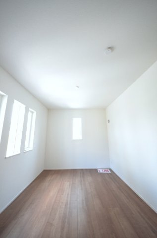 中山南二丁目の洋室|各居室に機能的なクローゼットを完備。タンスなどの大型家具を買い足す必要がないため、お部屋の面積を最大限に活かせます。