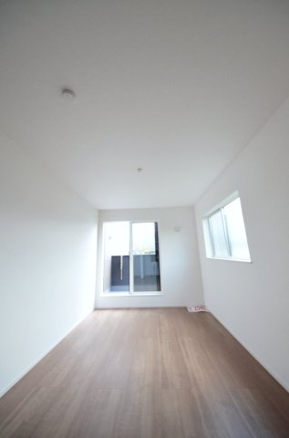 中山南二丁目の洋室|各居室に機能的なクローゼットを完備。タンスなどの大型家具を買い足す必要がないため、お部屋の面積を最大限に活かせます。