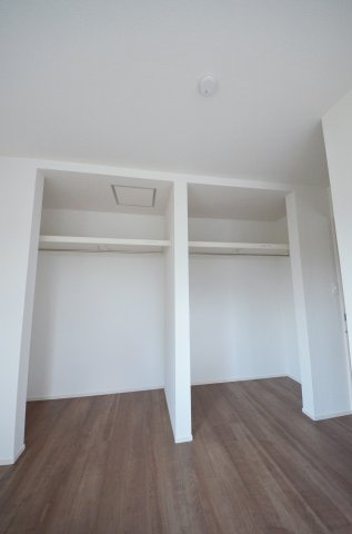中山南二丁目の収納|各居室に機能的なクローゼットを完備。タンスなどの大型家具を買い足す必要がないため、お部屋の面積を最大限に活かせます。