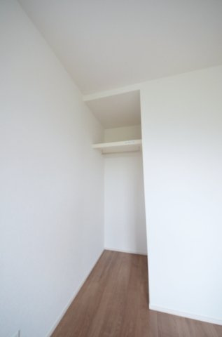 中山南二丁目の収納|各居室に機能的なクローゼットを完備。タンスなどの大型家具を買い足す必要がないため、お部屋の面積を最大限に活かせます。