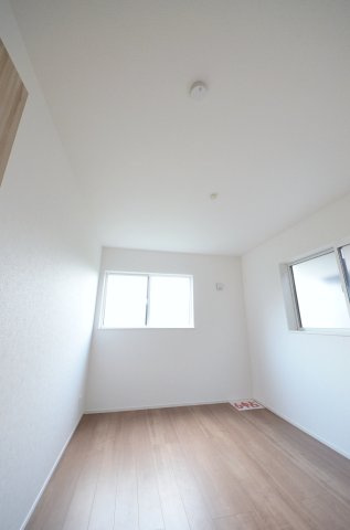 中山南二丁目の収納|各居室に機能的なクローゼットを完備。タンスなどの大型家具を買い足す必要がないため、お部屋の面積を最大限に活かせます。