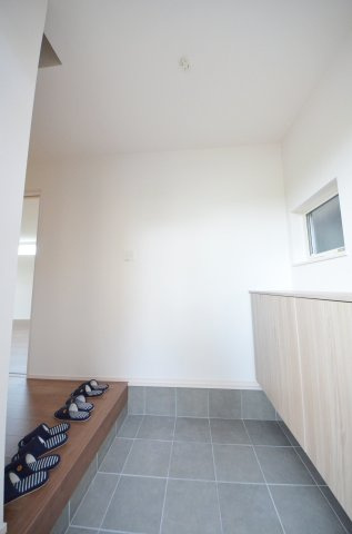 中山南二丁目の玄関|玄関にはシューズボックスあり。
玄関周りの収納スペースもしっかり確保されています。