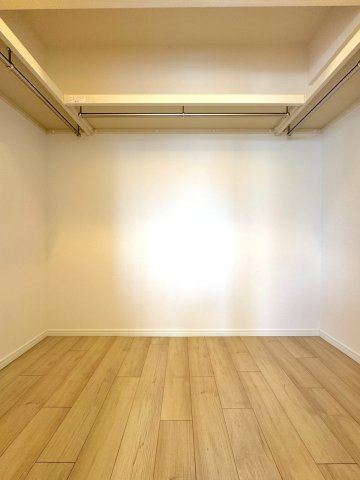 セントラルコート浦和南の収納|洋室に備え付けられた大容量のウォークインクローゼット。衣類はもちろん、かさばる荷物や季節家電もすっきりとまとめて収納できます。