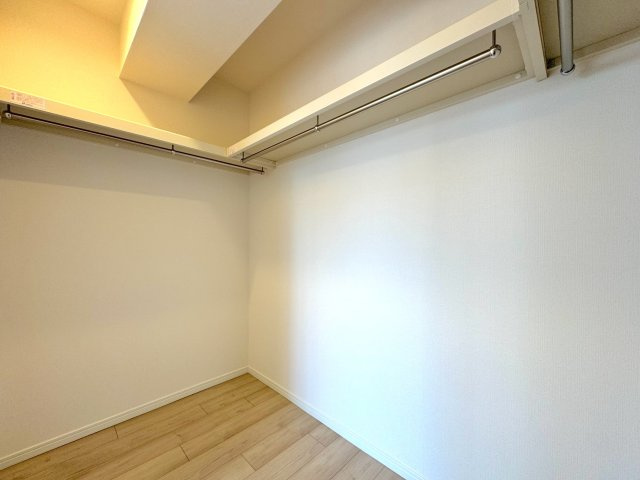 セントラルコート浦和南の収納|ウォークインクローゼット（別角度）