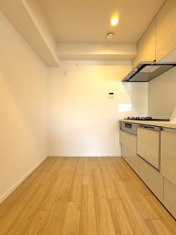 セントラルコート浦和南のキッチン|キッチン幅
ゆとりある調理スペースを確保した機能的なキッチン。シンクやコンロまわりが使いやすく、手際よく毎日の料理を楽しめます。