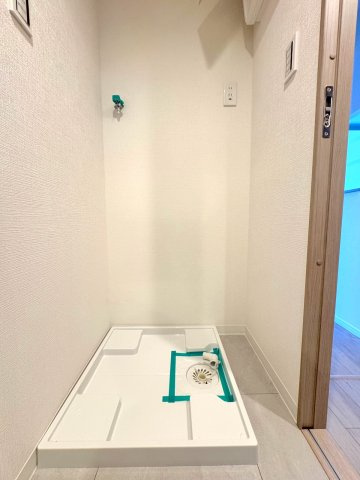 セントラルコート浦和南のランドリースペース|洗濯機置場と防水パンをすっきりと配置した機能的なランドリースペース。浴室への移動もスムーズで、毎日の家事効率がアップします。