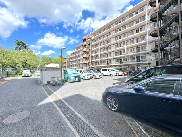 セントラルコート浦和南の駐車場|駐車場
敷地内に確保された使い勝手の良い駐車場。大切なお愛車を身近に管理でき、雨の日の荷物の積み下ろしやお出かけもスムーズに行えます。
