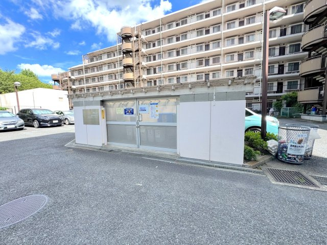 セントラルコート浦和南のその他共用部分|ゴミ置き場
敷地内に美しく整理されたゴミ置き場を完備。24時間いつでも自分のタイミングでゴミ出しができ、日々の暮らしの利便性を高めます。