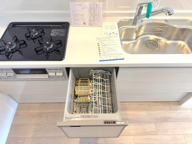 セントラルコート浦和南の発電・温水設備|食洗機
食後の後片付けの手間を軽減してくれるビルトイン食器洗い乾燥機。手洗いに比べて節水効果も高く、家族とのゆとりある時間を創出します。