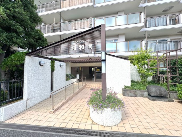 セントラルコート浦和南|エントランス入り口緑豊かな植栽と手入れの行き届いたアプローチが印象的なエントランス。日々の帰り道を心地よく演出するスタイリッシュな佇まいです。
