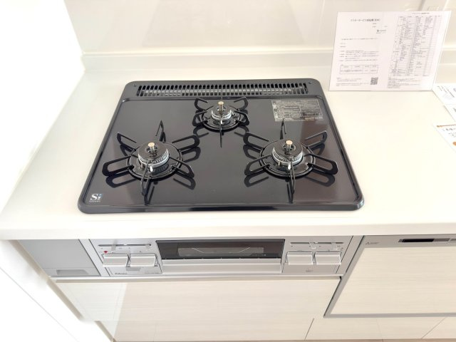 セントラルコート浦和南の設備|ガスコンロ
火加減の調節がしやすく本格的な調理を楽しめる3口ガスコンロ。複数の料理を同時に手際よく作ることができ、毎日の家事をサポートします。