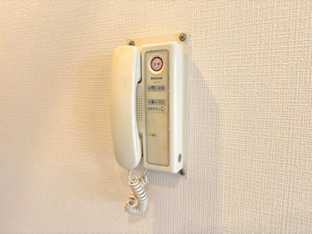 セントラルコート浦和南の防犯設備|インターホン
シンプルな操作性で使いやすいインターホン。すっきりと配置されたシンプルな仕様で、日々の安心な暮らしをしっかりとサポートします。