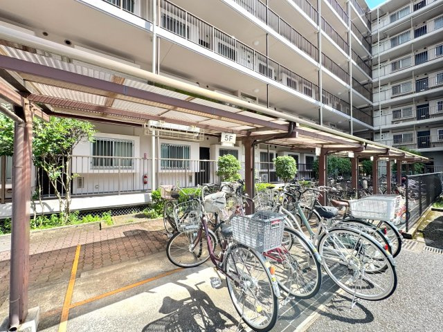セントラルコート浦和南の駐輪場|敷地内に整備された使いやすい駐輪場スペース。1台目無料で利用でき、通勤や通学・お買い物など毎日のフットワークを軽快に支えます。