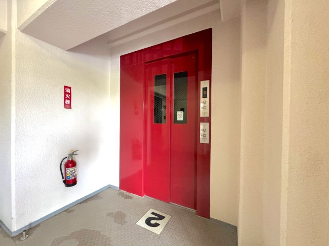 セントラルコート浦和南のその他共用部分|エレベーター
スムーズな移動をサポートするエレベーターを完備。重い荷物をお持ちの際やベビーカーでの移動も快適にフロア間を行き来できます。