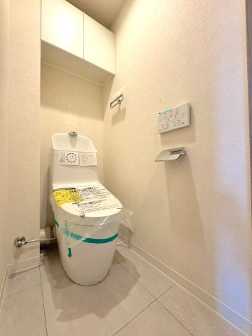 セントラルコート浦和南のトイレ|トイレ新規交換
快適な温水洗浄便座一体型トイレを新規交換。お手入れしやすく、清潔で落ち着いたプライベート空間をいつでも気持ちよく保てます。
