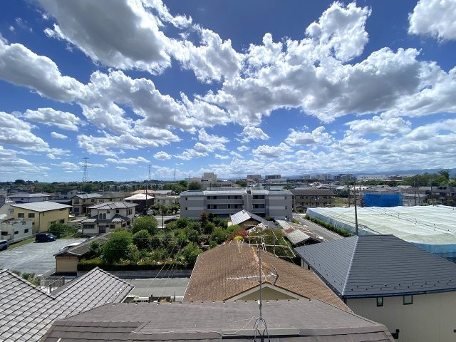 マリオン若葉台の展望|眺望。最上階バルコニーからの景色。前方を遮る建物がなく、心地よい開放感と眺望をお楽しみいただけます。