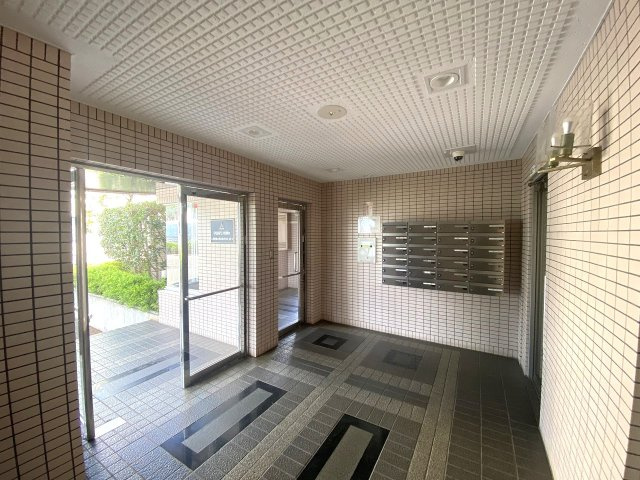 マリオン若葉台のエントランス|エントランスホール。安心のオートロック完備で防犯面も配慮されており、日々の暮らしに安心感を与えます。