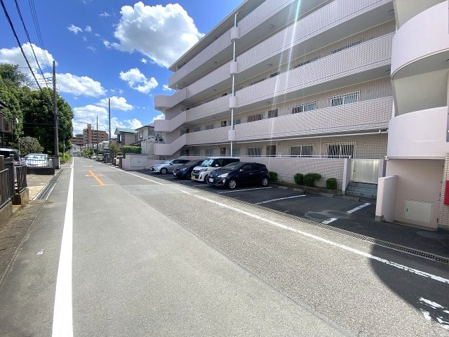 マリオン若葉台の駐車場|敷地内駐車場。お車の出し入れがしやすく、日々の通勤やお買い物、休日のお出かけにも便利です。
