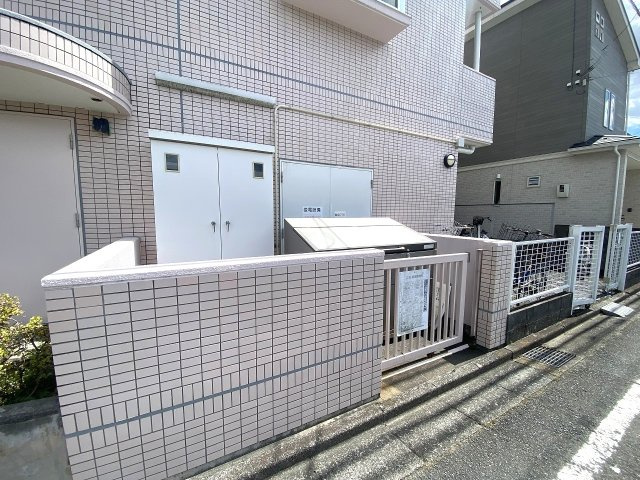 マリオン若葉台のその他共用部分|敷地内ゴミ置き場。管理が行き届き綺麗に保たれているため、衛生面でも安心してお使いいただけます。