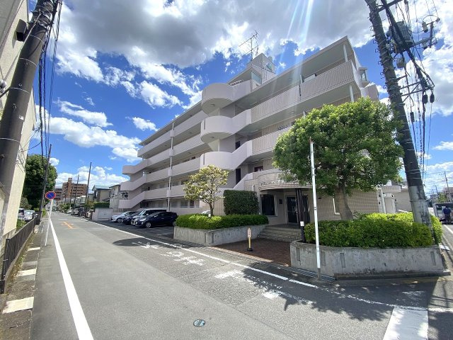 マリオン若葉台の外観|外観。落ち着いた住環境に立つ【マリオン若葉台】。オートロック完備で防犯面も安心のマンションです。