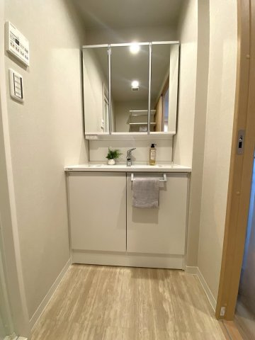 マリオン若葉台の独立洗面台|洗面台新規交換。収納付きの機能的な独立洗面化粧台で、朝の身支度もスムーズ＆水回りもスッキリ保てます。
