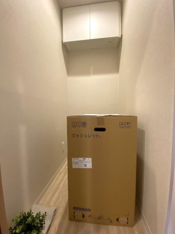 マリオン若葉台のトイレ|トイレ新規交換。清潔感のある温水洗浄便座付きトイレに更新。衛生面・機能面ともに快適にお使いいただけます。(取り付け中)