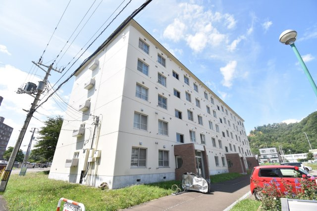 緑に囲まれた穏やかな住環境。青空に映える白を基調とした落ち着きのある外観です。