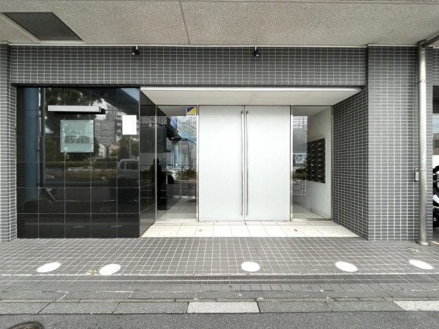 ＣＡＬＭ．ＫＯＩＷＡ　ＷＥＳＴのエントランス