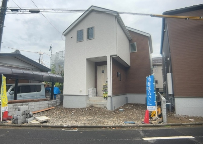 【前面道路含む現地写真】 | 住宅用の土地では前面道路に2m以上接していなければならないと法律で定められています。しかし、お持ちの車のサイズやライフスタイルなどにより、2mでは利便が悪い場合もございますので、事前に確認しましょう。