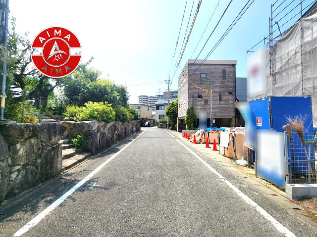 筑紫野市美しが丘北2丁目第1-2棟（1号棟）の外観|前面道路含む現地の写真です。