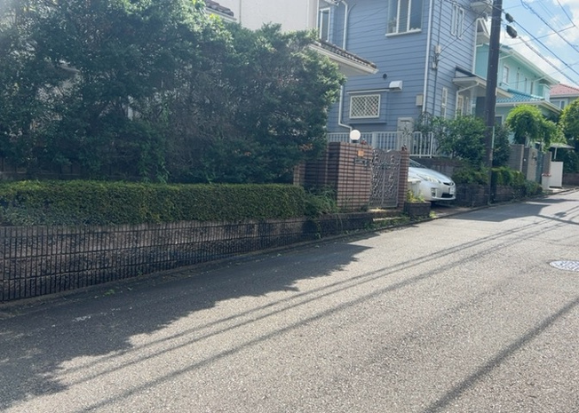 【前面道路含む現地写真】 | 南側道路の場合は長い時間光を入れ込むことができるため、庭やリビングを道路側に持ってくることが多く土地価格も高い傾向にあります。一方北側道路だとリビングや庭が南側になりプライバシーを守ることができます。