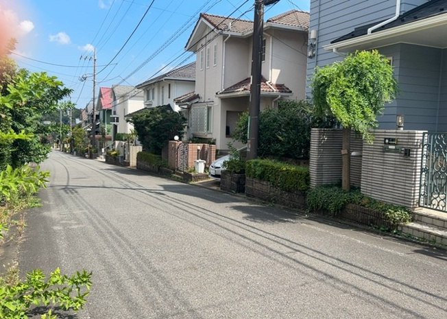 【前面道路含む現地写真】 | 住宅用の土地では前面道路に2m以上接していなければならないと法律で定められています。しかし、お持ちの車のサイズやライフスタイルなどにより、2mでは利便が悪い場合もございますので、事前に確認しましょう。