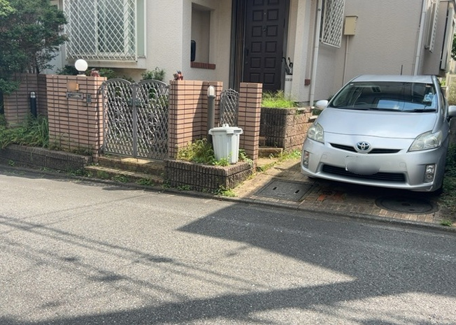 【前面道路含む現地写真】 | 道幅が広い場所は日当たりや風通が良好です。幅が広いのですれ違いも可能ですし大きな車でも駐車可能！一方で、大型車が通ることも多くなるため交通量の増加により騒音に繋がります。また土地の値段が高くなります。