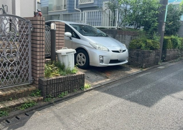 【駐車場】 | 駐車場と明記されていても、最小スペースでつくられた駐車場だと大型車は駐車できなかったり、出入りしにくくなったりする可能性があります。お車のサイズと購入したい物件の駐車場のサイズを現地で確認しましょう。