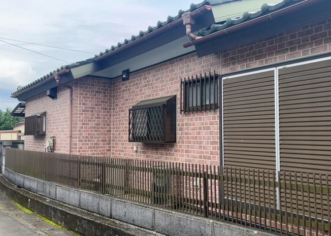 【外観】 | 家を建てる場合、方位は要チェックです。現実的に日当たりのよい家ならばリビングは南側、建築基準法でも北側に当たる家への配慮は求められています。土地を見学に行く際は、方位磁針を持って行くようにしましょう。