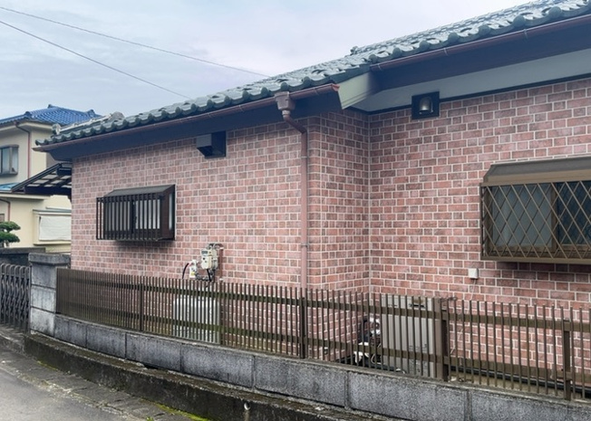 【外観】 | 土地を買う際、住む地域の自治体や福祉の補助制度にも注目してみましょう。子供や老人の医療補助やゴミ出しのルールなど、自治体によってルールに大きな違いがあるため、暮らしやすい土地で判断するとよいでしょう。