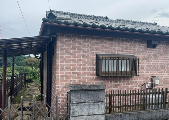 【外観】 | 現地に行くなら、物件の周囲の地形がどうなっているかを見ることも大切です。周辺より低くなっている土地では、大雨などで水が集まりやすいため、地盤が弱くなっているということも考えられるため、注意が必要です。