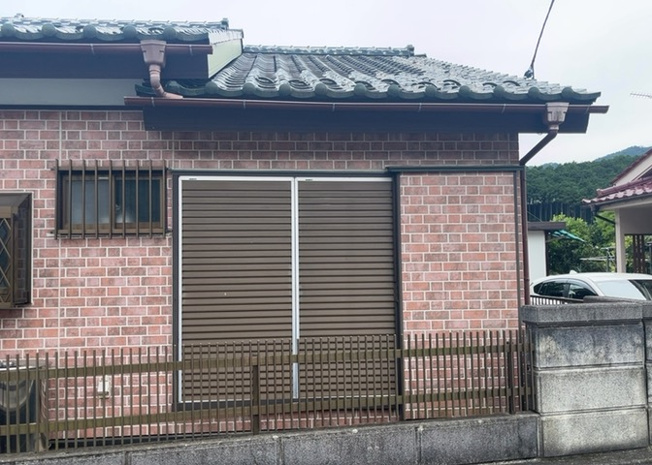 【外観】 | 隣家の土地はどうなっているのか、生活利便施設が近くにあるのか、学校まで近いかなど、お客様のライフスタイルにあわせたイメージが重要です。また、近くにあると困る施設が近くにないかも確認するといいでしょう。