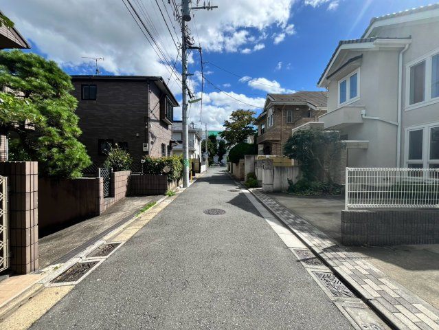 世田谷区成城9丁目 建築条件なし売地の前面道路含む現地写真|2026.08.07撮影