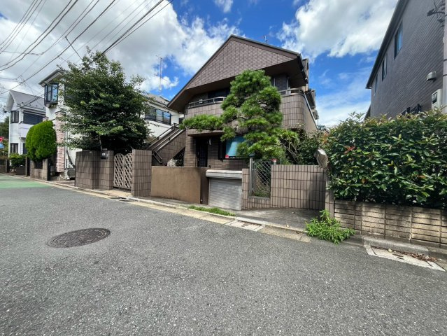 世田谷区成城9丁目 建築条件なし売地の前面道路含む現地写真