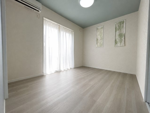 八街市八街に　中古戸建の洋室|※画像の一部はAIを用いて加工・編集しています。実際の状況と異なる場合がありますので、ご了承下さい。