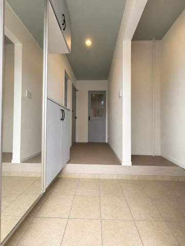 八街市八街に　中古戸建の玄関|※画像の一部はAIを用いて加工・編集しています。実際の状況と異なる場合がありますので、ご了承下さい。