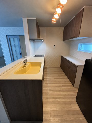 八街市八街に　中古戸建のキッチン|※画像の一部はAIを用いて加工・編集しています。実際の状況と異なる場合がありますので、ご了承下さい。